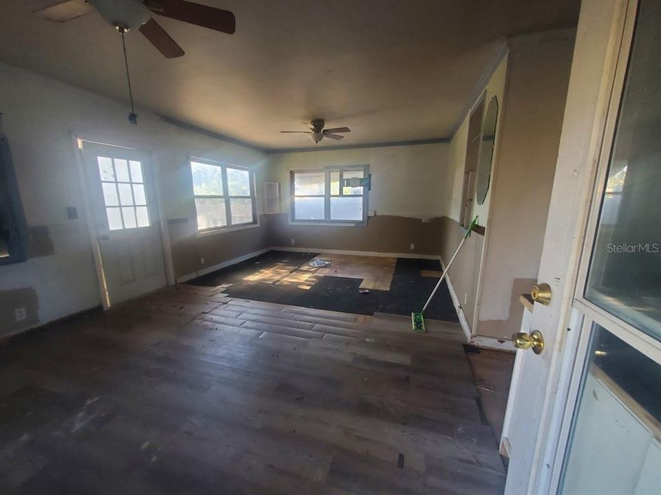 For Sale: $100,000 (2 beds, 1 baths, 756 Square Feet)