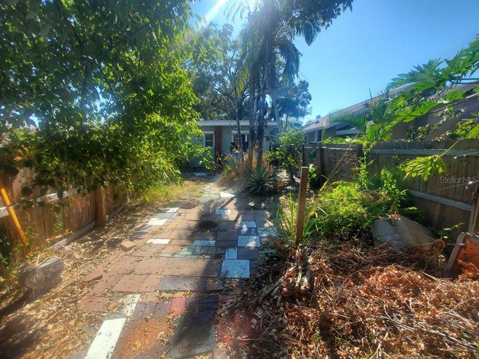 For Sale: $100,000 (2 beds, 1 baths, 756 Square Feet)