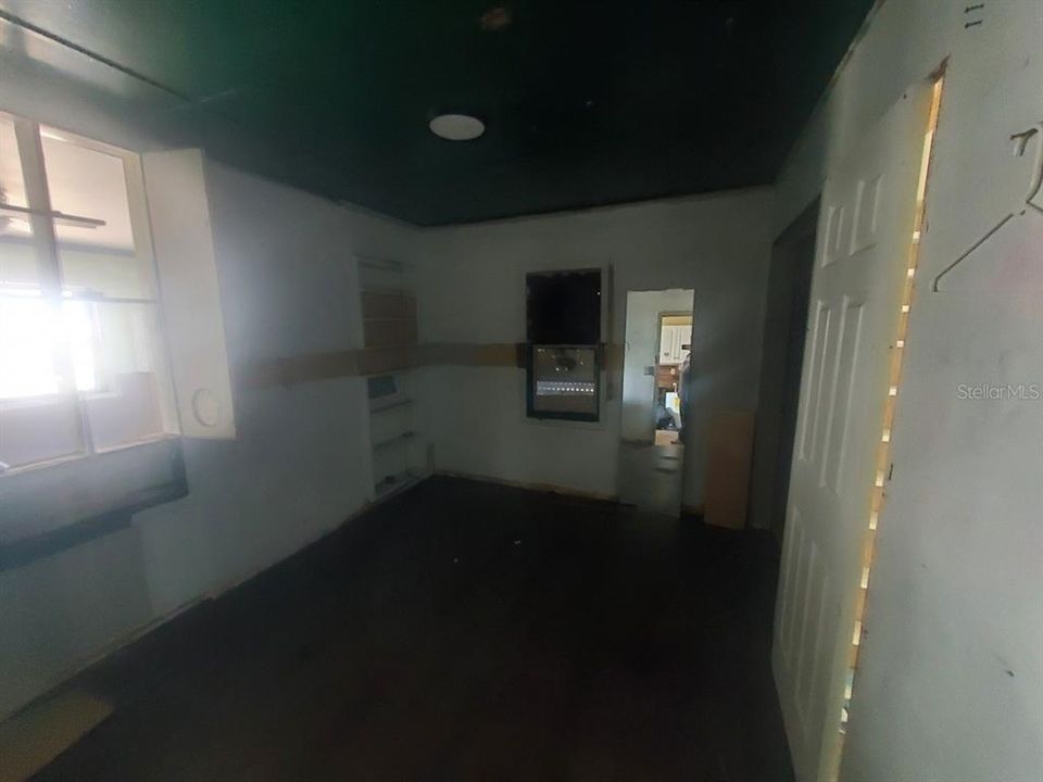 For Sale: $100,000 (2 beds, 1 baths, 756 Square Feet)