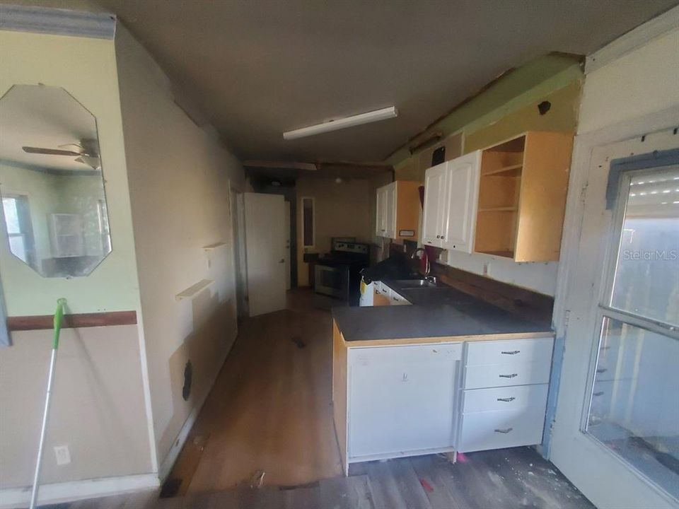 For Sale: $100,000 (2 beds, 1 baths, 756 Square Feet)