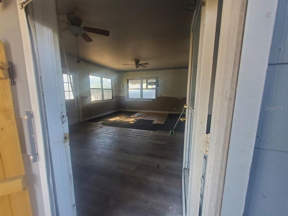 For Sale: $100,000 (2 beds, 1 baths, 756 Square Feet)
