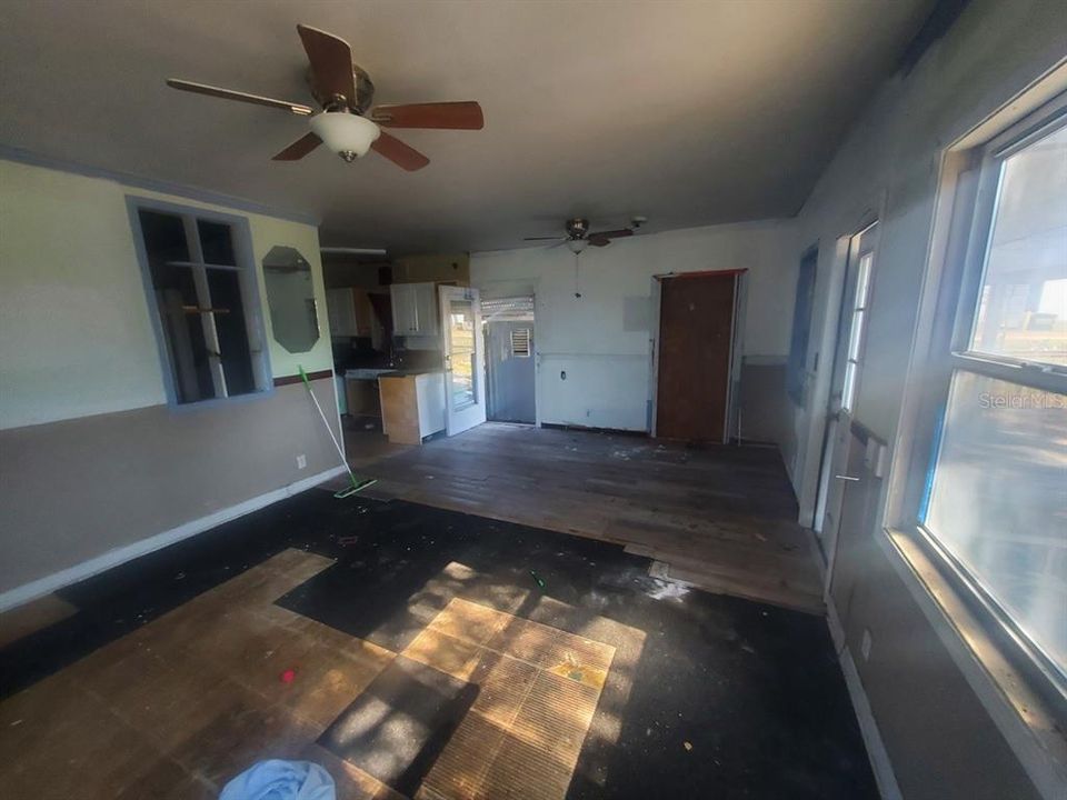 For Sale: $100,000 (2 beds, 1 baths, 756 Square Feet)