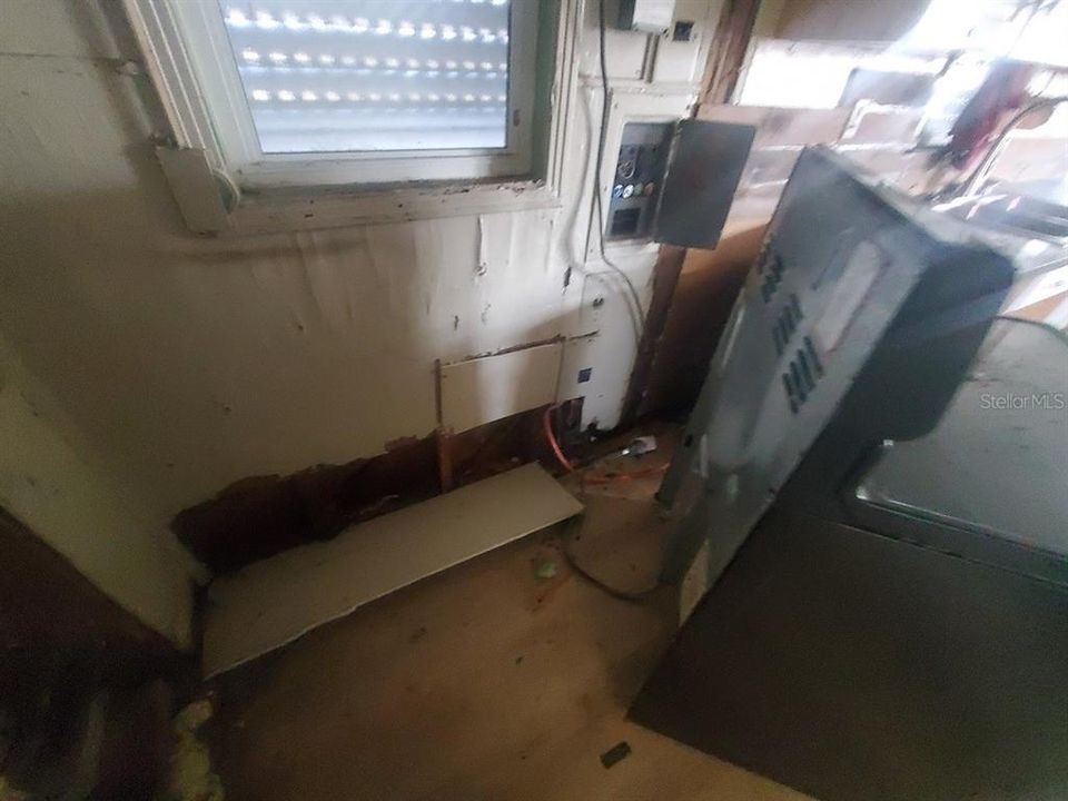 For Sale: $100,000 (2 beds, 1 baths, 756 Square Feet)