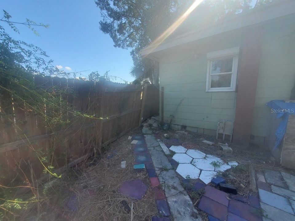 For Sale: $100,000 (2 beds, 1 baths, 756 Square Feet)