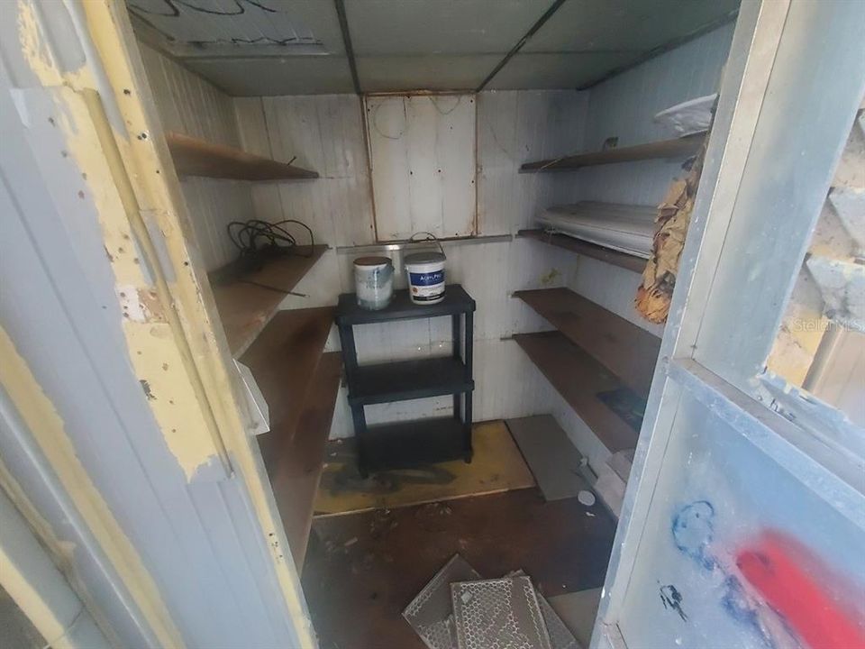 For Sale: $100,000 (2 beds, 1 baths, 756 Square Feet)