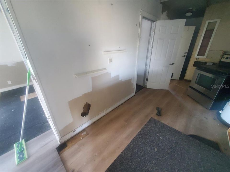 For Sale: $100,000 (2 beds, 1 baths, 756 Square Feet)