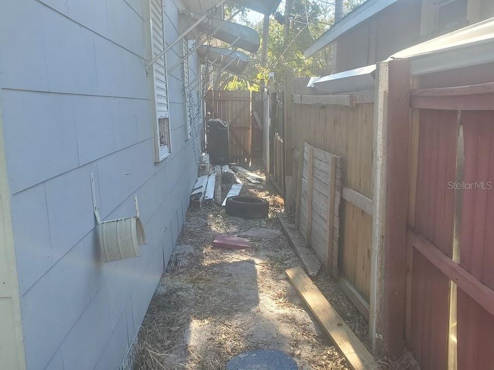 For Sale: $100,000 (2 beds, 1 baths, 756 Square Feet)