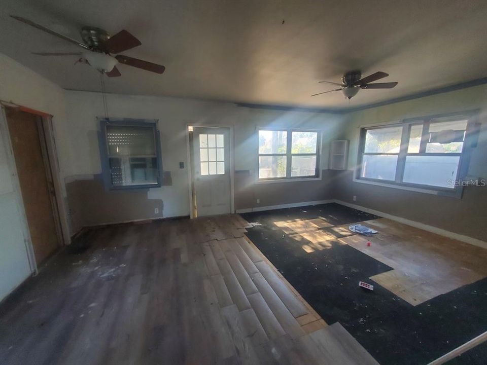 For Sale: $100,000 (2 beds, 1 baths, 756 Square Feet)