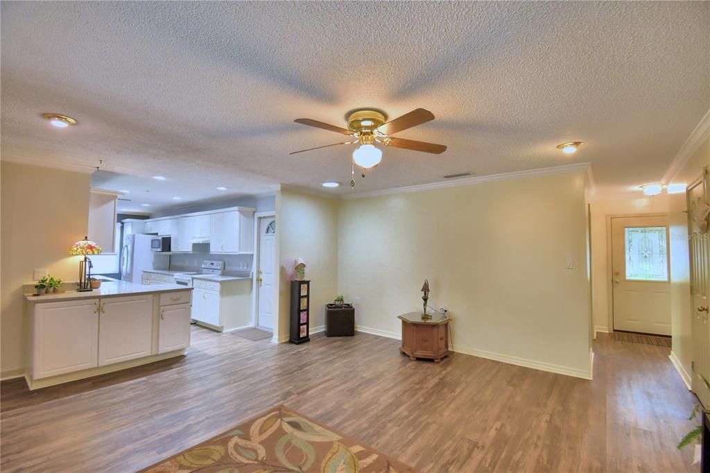 En Venta: $399,000 (3 camas, 2 baños, 1943 Pies cuadrados)