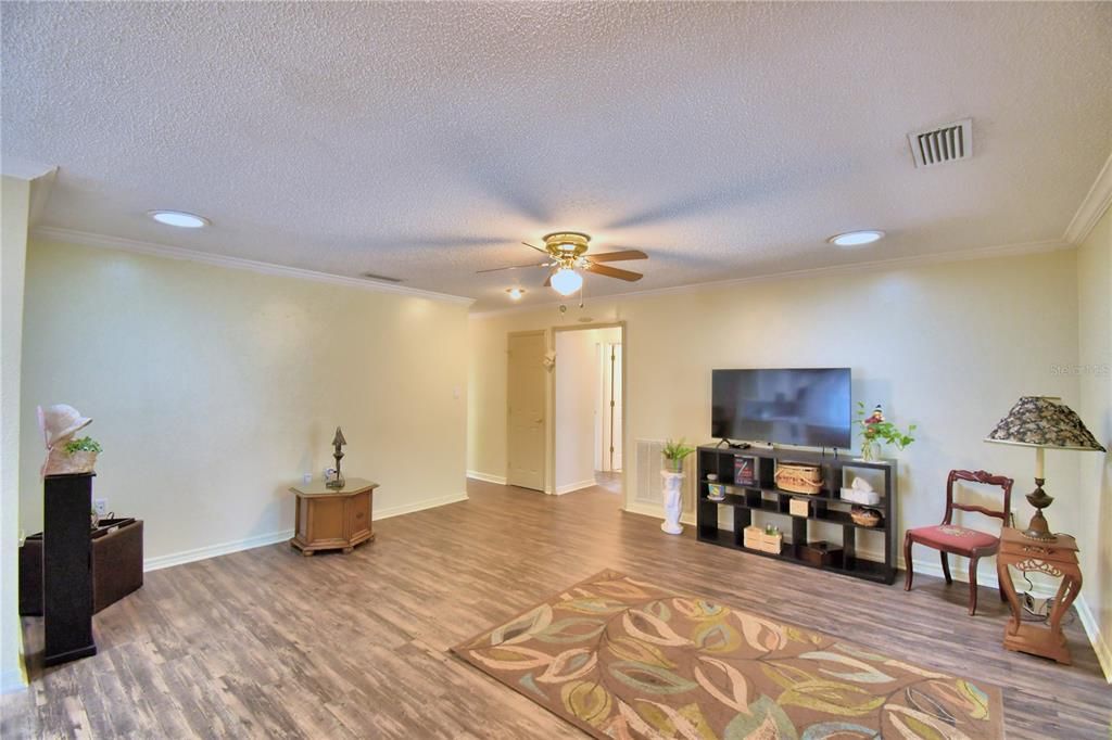 En Venta: $399,000 (3 camas, 2 baños, 1943 Pies cuadrados)