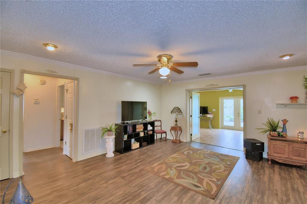 En Venta: $399,000 (3 camas, 2 baños, 1943 Pies cuadrados)