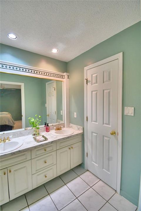 En Venta: $399,000 (3 camas, 2 baños, 1943 Pies cuadrados)