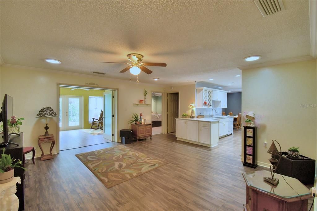 En Venta: $399,000 (3 camas, 2 baños, 1943 Pies cuadrados)