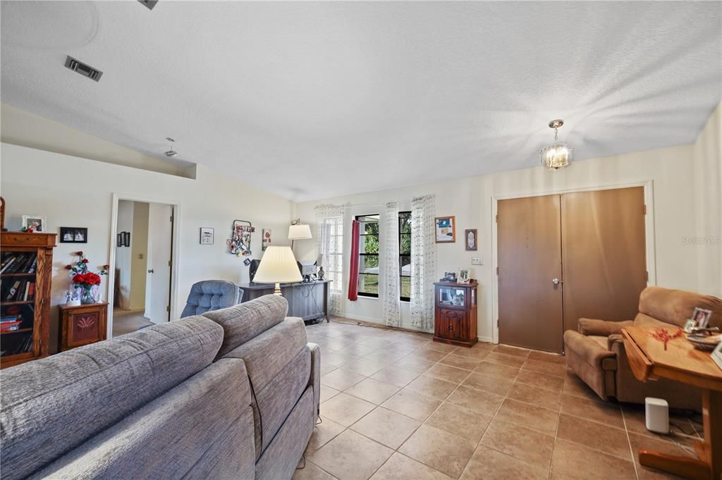 For Sale: $349,000 (3 beds, 2 baths, 1834 Square Feet)