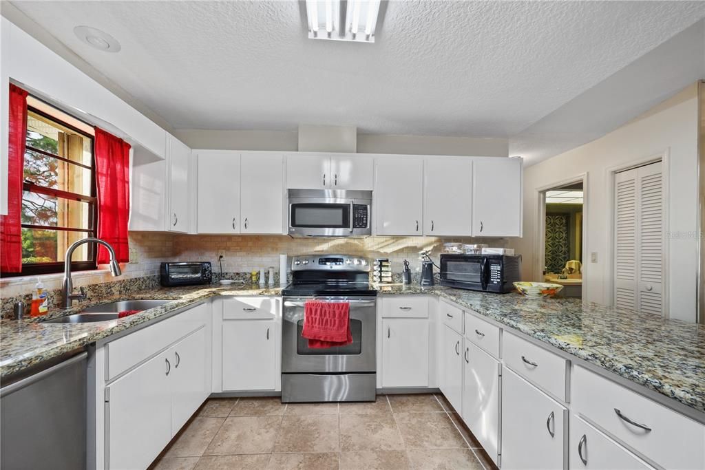 For Sale: $349,000 (3 beds, 2 baths, 1834 Square Feet)