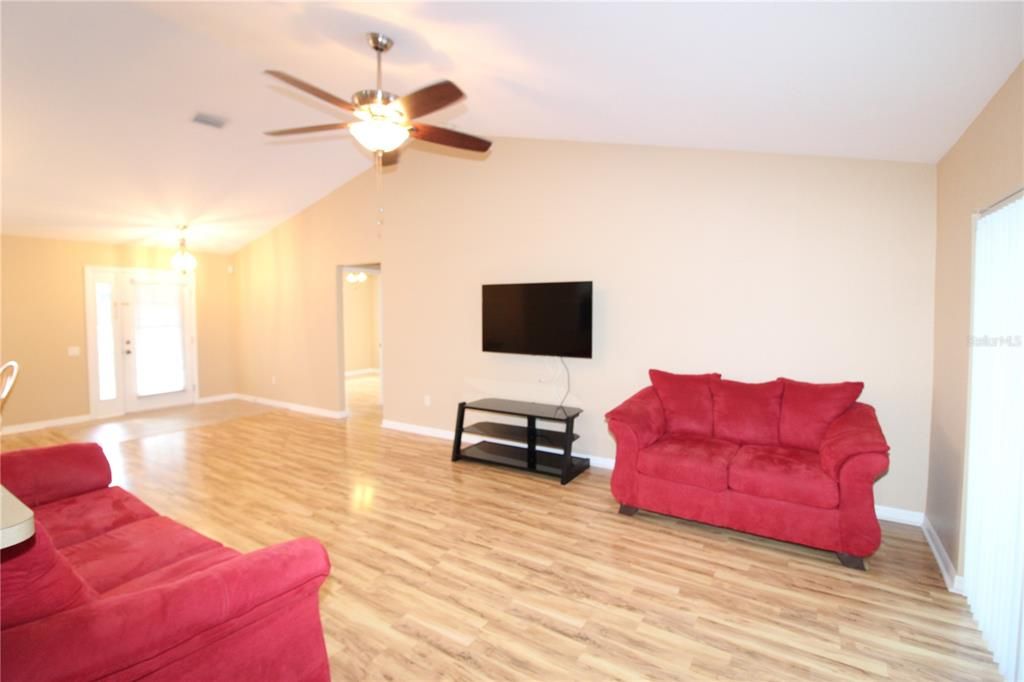 En Venta: $309,999 (3 camas, 2 baños, 1630 Pies cuadrados)