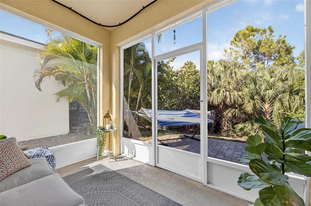 На продажу: $370,000 (4 спален, 2 ванн, 2043 Квадратных фут)