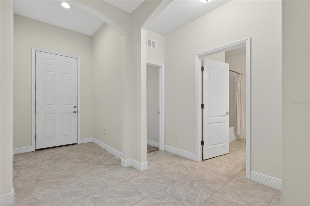 На продажу: $370,000 (4 спален, 2 ванн, 2043 Квадратных фут)