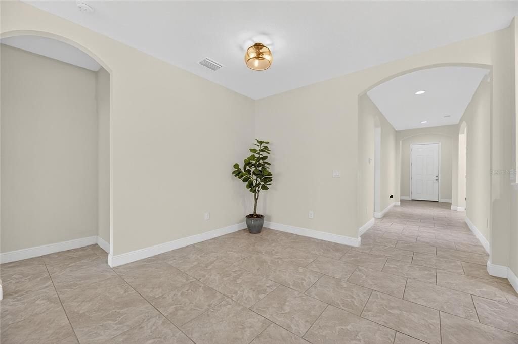 На продажу: $370,000 (4 спален, 2 ванн, 2043 Квадратных фут)