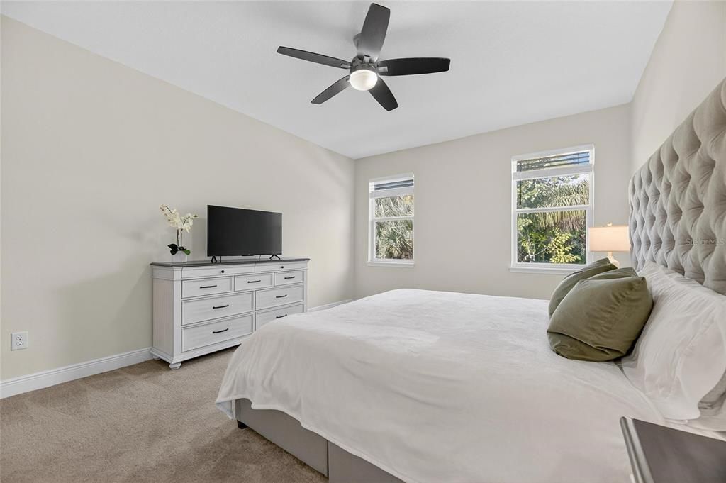 На продажу: $370,000 (4 спален, 2 ванн, 2043 Квадратных фут)