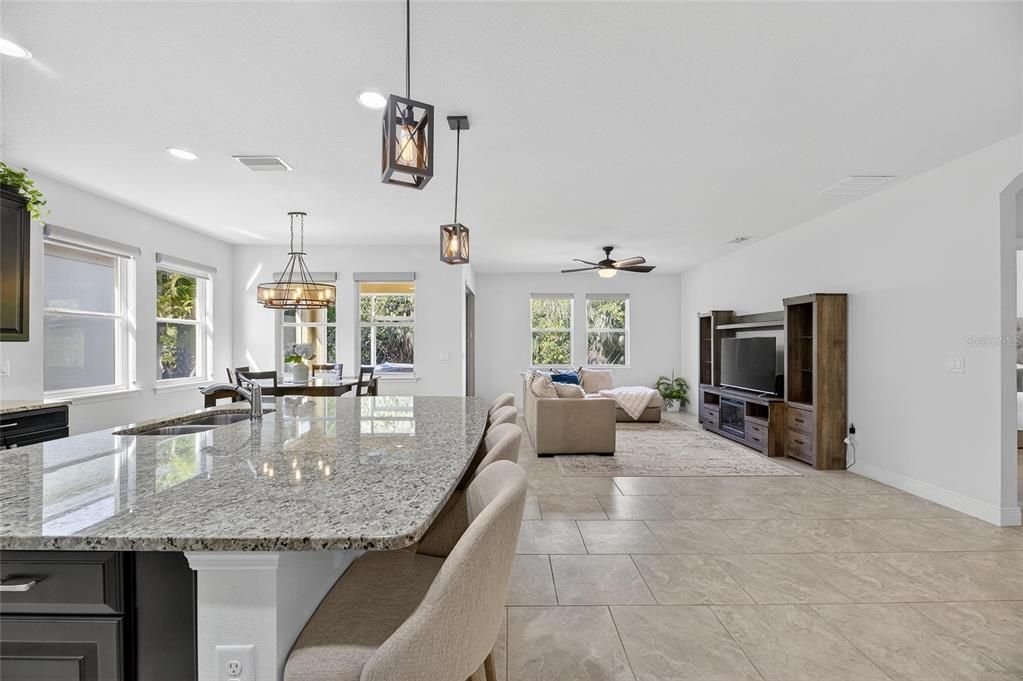 На продажу: $370,000 (4 спален, 2 ванн, 2043 Квадратных фут)