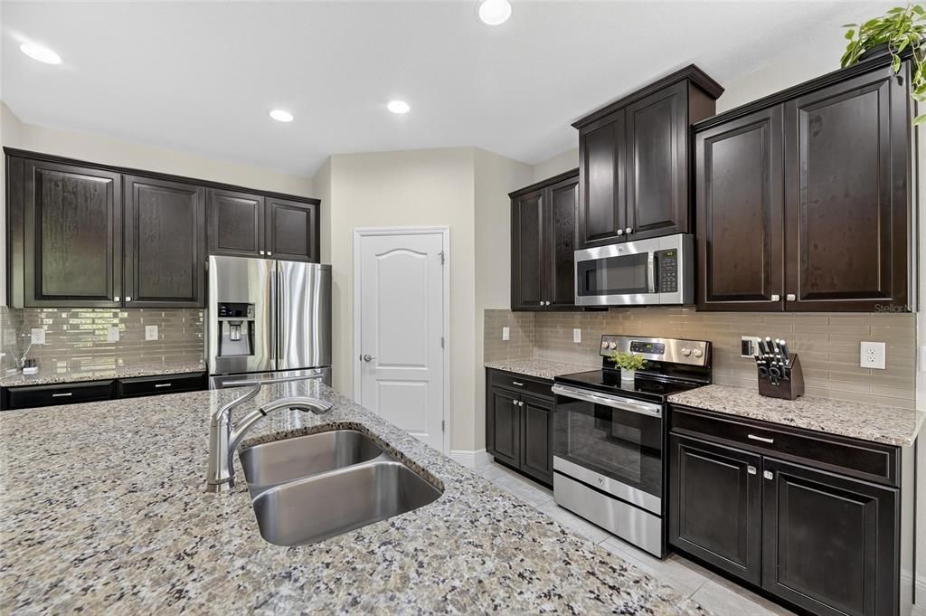 На продажу: $370,000 (4 спален, 2 ванн, 2043 Квадратных фут)