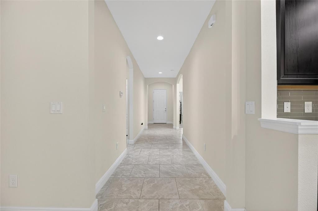 На продажу: $370,000 (4 спален, 2 ванн, 2043 Квадратных фут)