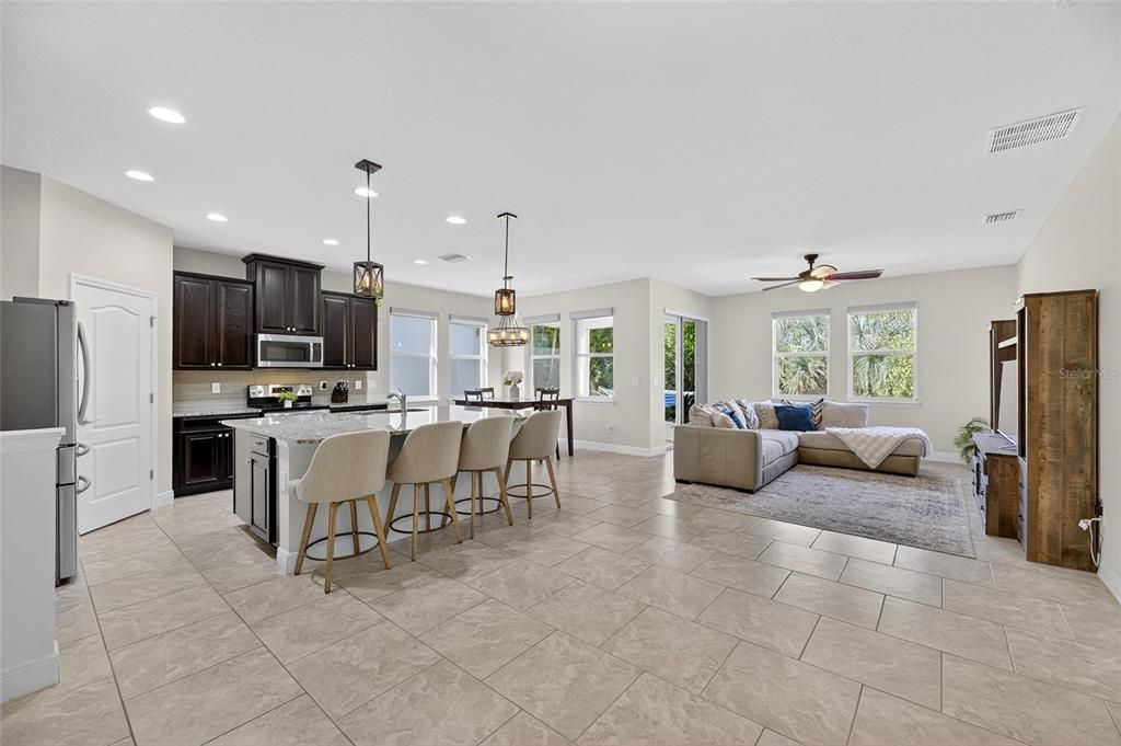 На продажу: $370,000 (4 спален, 2 ванн, 2043 Квадратных фут)