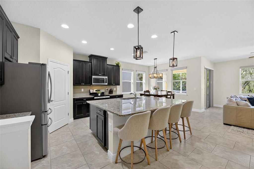 На продажу: $370,000 (4 спален, 2 ванн, 2043 Квадратных фут)