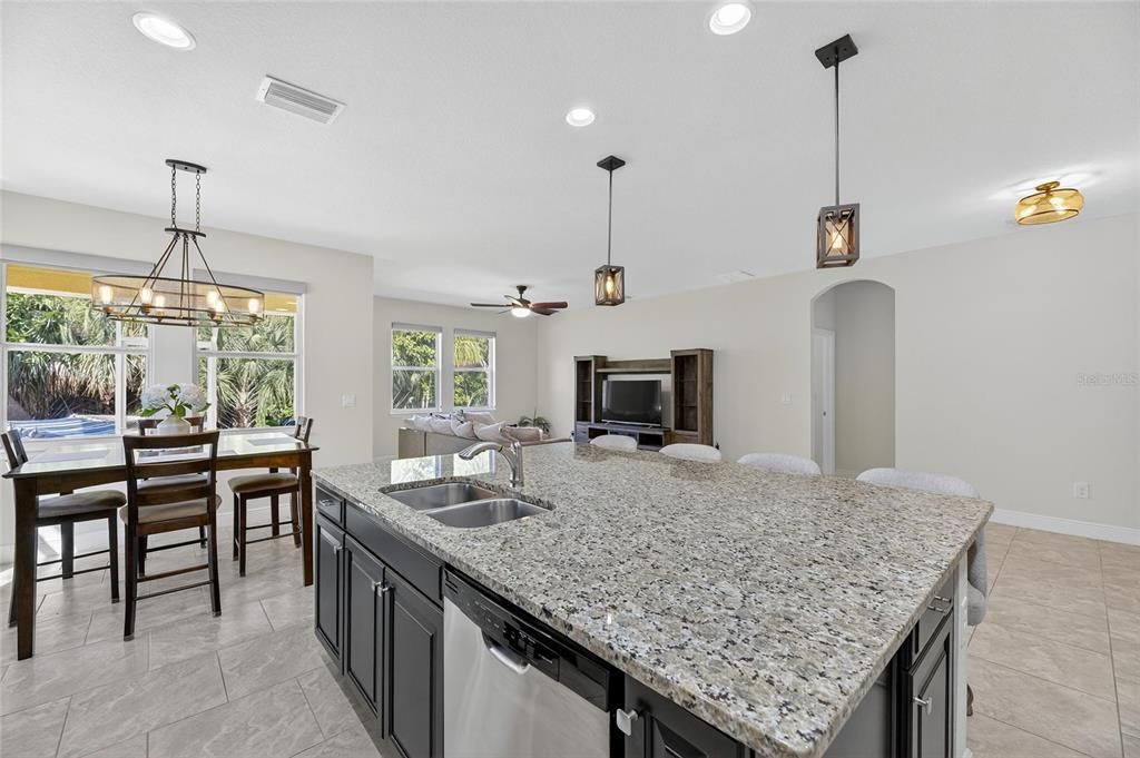 На продажу: $370,000 (4 спален, 2 ванн, 2043 Квадратных фут)