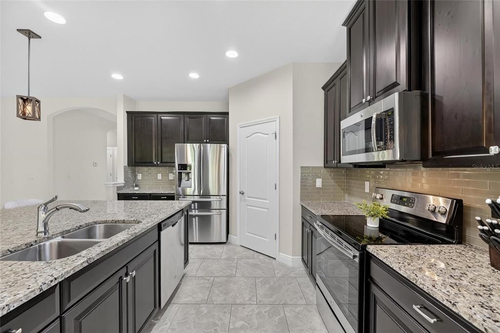 На продажу: $370,000 (4 спален, 2 ванн, 2043 Квадратных фут)