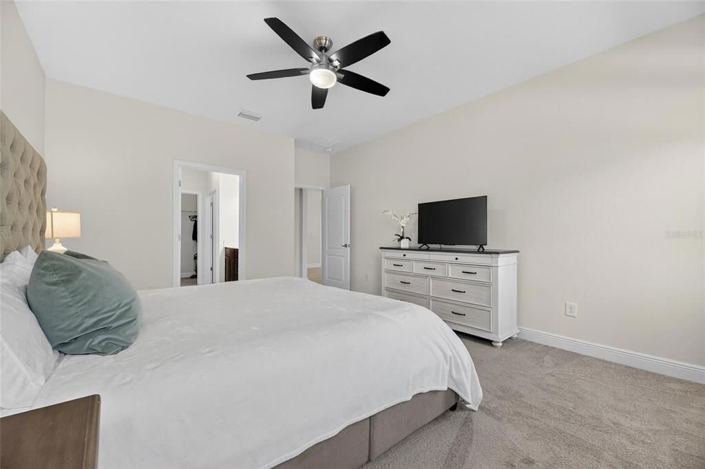 На продажу: $370,000 (4 спален, 2 ванн, 2043 Квадратных фут)