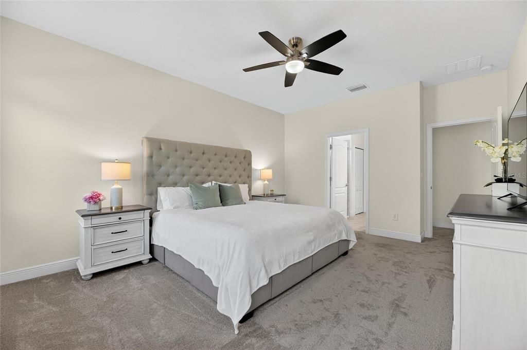 На продажу: $370,000 (4 спален, 2 ванн, 2043 Квадратных фут)