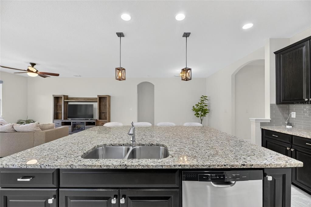 На продажу: $370,000 (4 спален, 2 ванн, 2043 Квадратных фут)