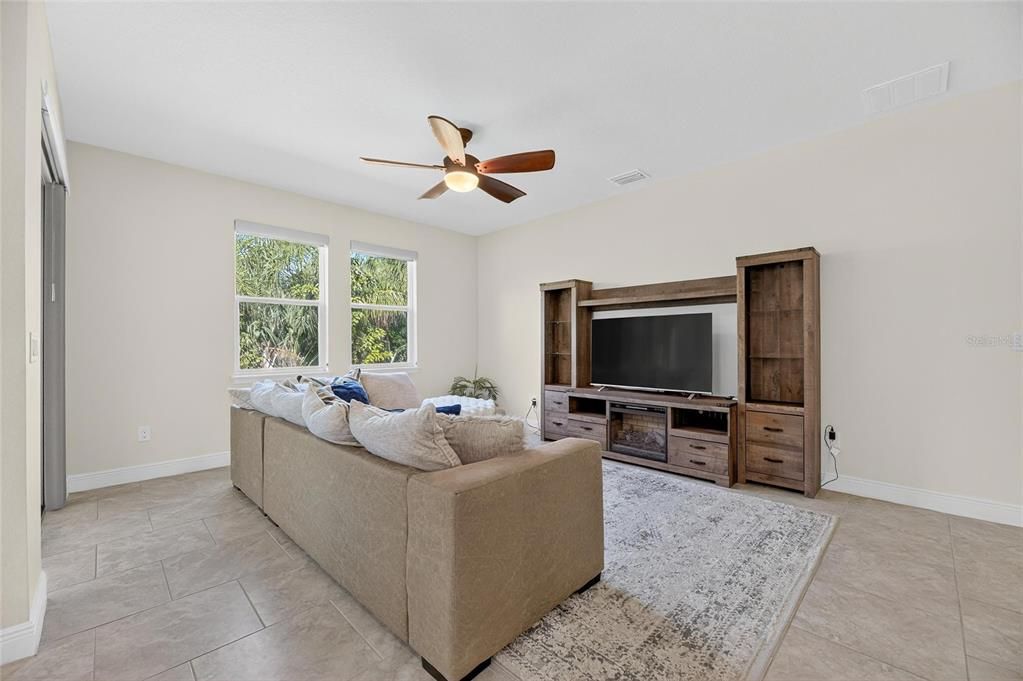 На продажу: $370,000 (4 спален, 2 ванн, 2043 Квадратных фут)