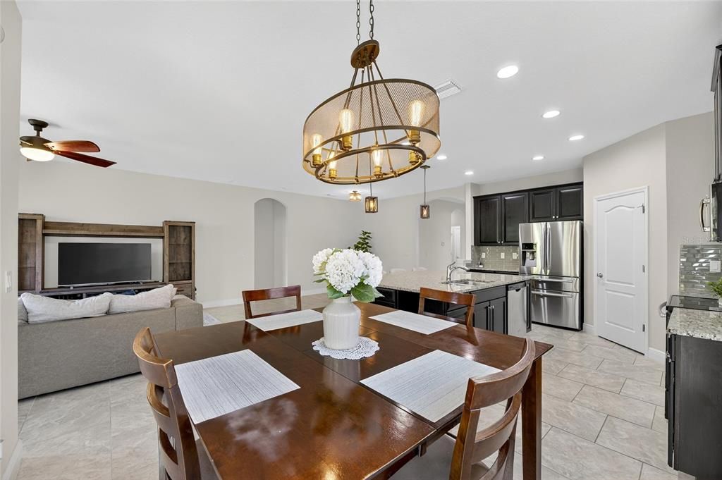 На продажу: $370,000 (4 спален, 2 ванн, 2043 Квадратных фут)