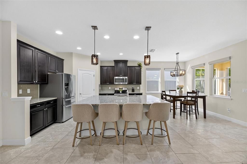 На продажу: $370,000 (4 спален, 2 ванн, 2043 Квадратных фут)