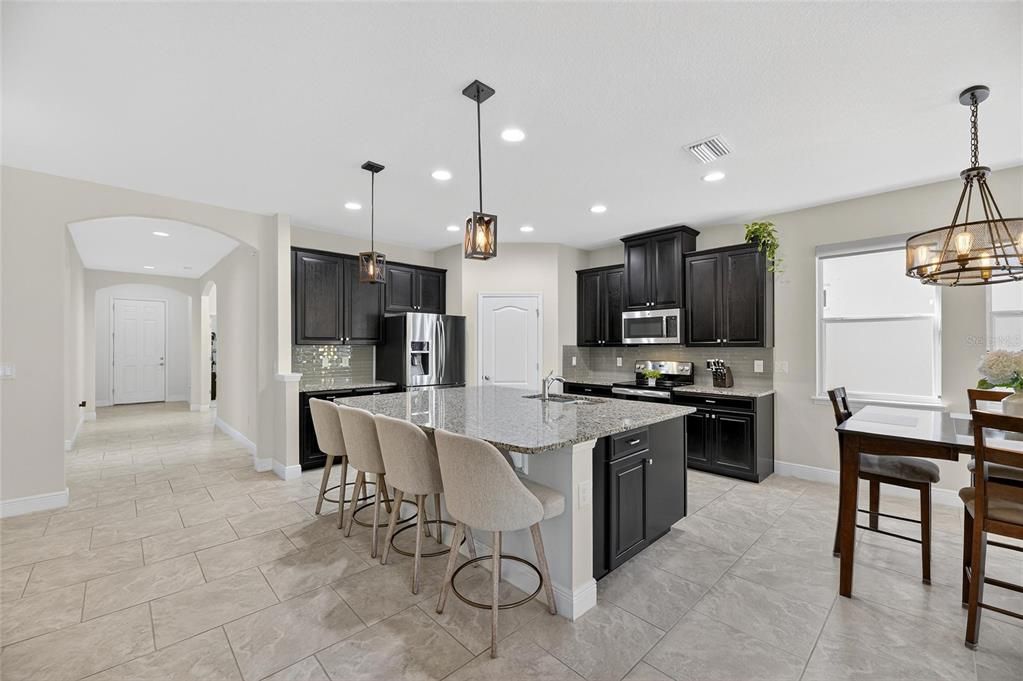 На продажу: $370,000 (4 спален, 2 ванн, 2043 Квадратных фут)