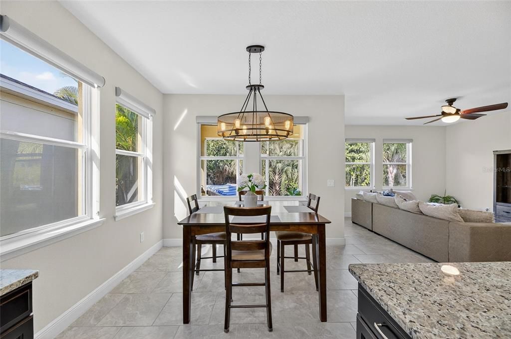 На продажу: $370,000 (4 спален, 2 ванн, 2043 Квадратных фут)