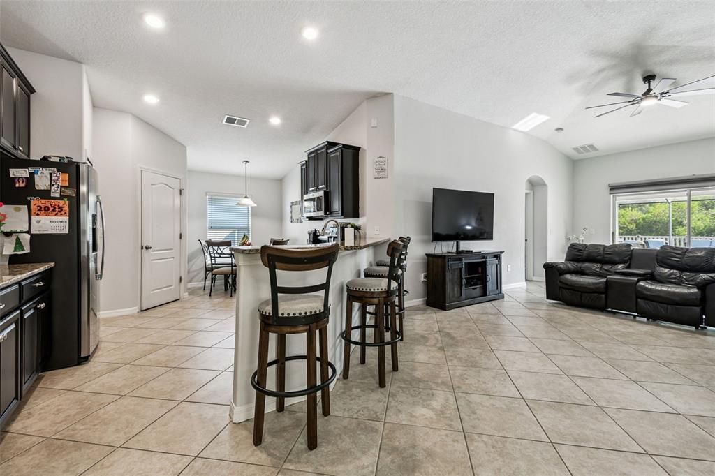 待售: $324,900 (4 贝兹, 3 浴室, 1946 平方英尺)