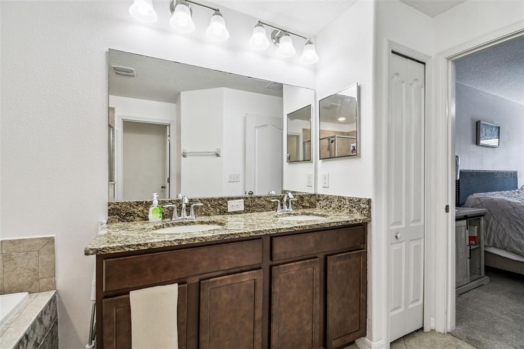 待售: $324,900 (4 贝兹, 3 浴室, 1946 平方英尺)