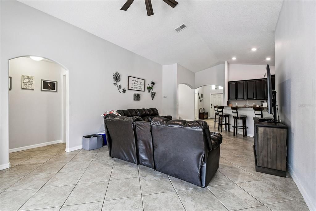 待售: $324,900 (4 贝兹, 3 浴室, 1946 平方英尺)