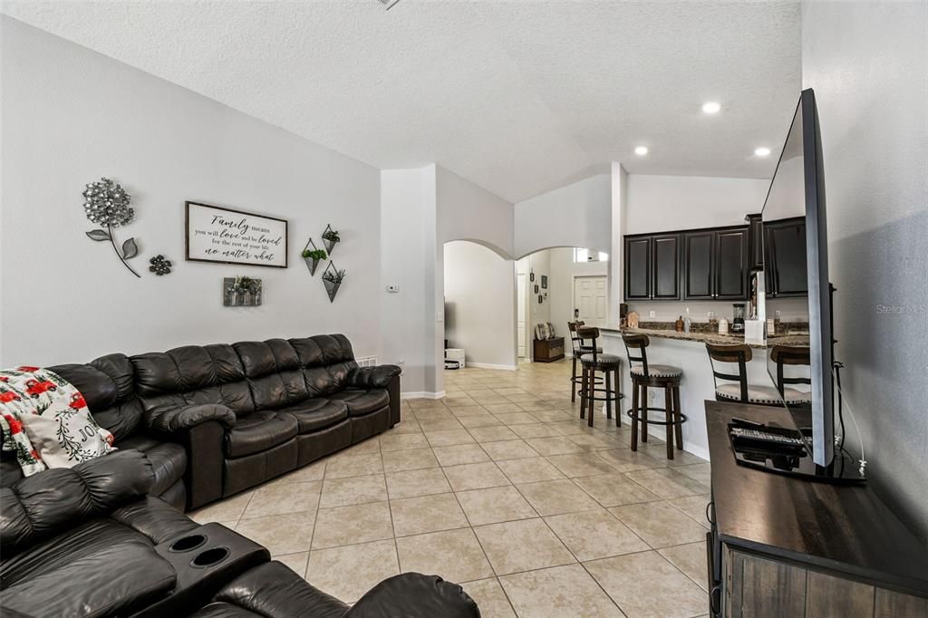 待售: $324,900 (4 贝兹, 3 浴室, 1946 平方英尺)