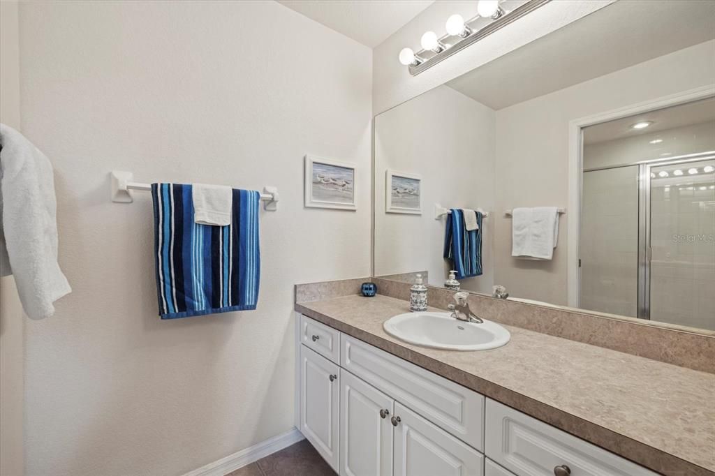 待售: $240,000 (2 贝兹, 2 浴室, 1168 平方英尺)