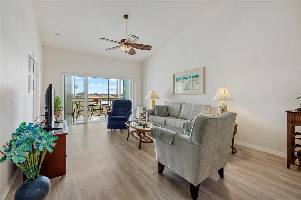 待售: $240,000 (2 贝兹, 2 浴室, 1168 平方英尺)