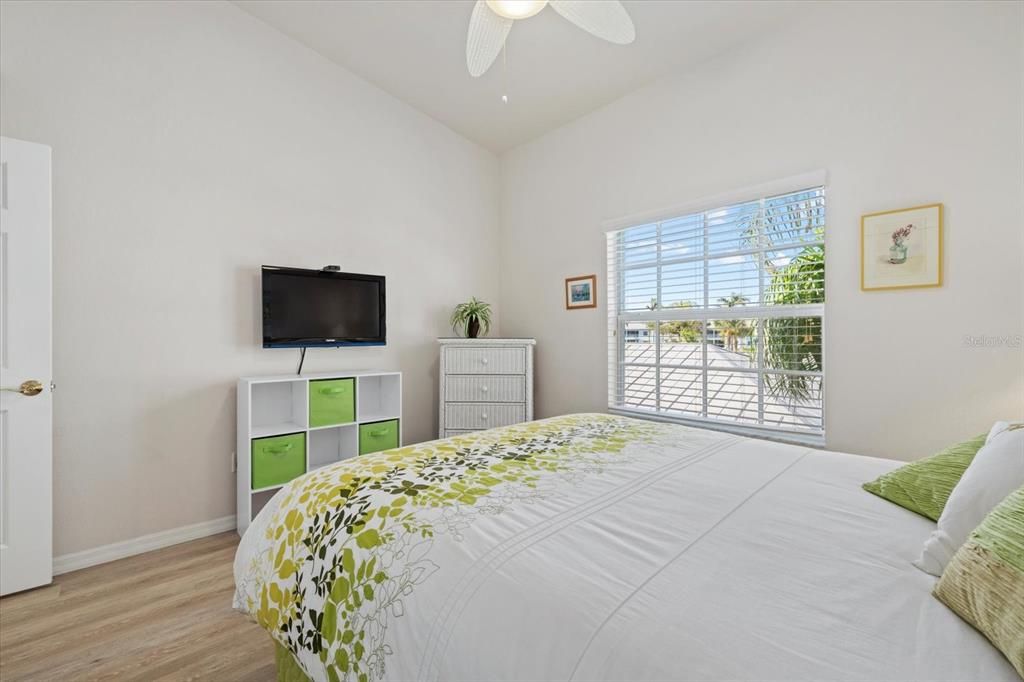 待售: $240,000 (2 贝兹, 2 浴室, 1168 平方英尺)