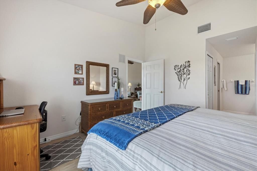 待售: $240,000 (2 贝兹, 2 浴室, 1168 平方英尺)