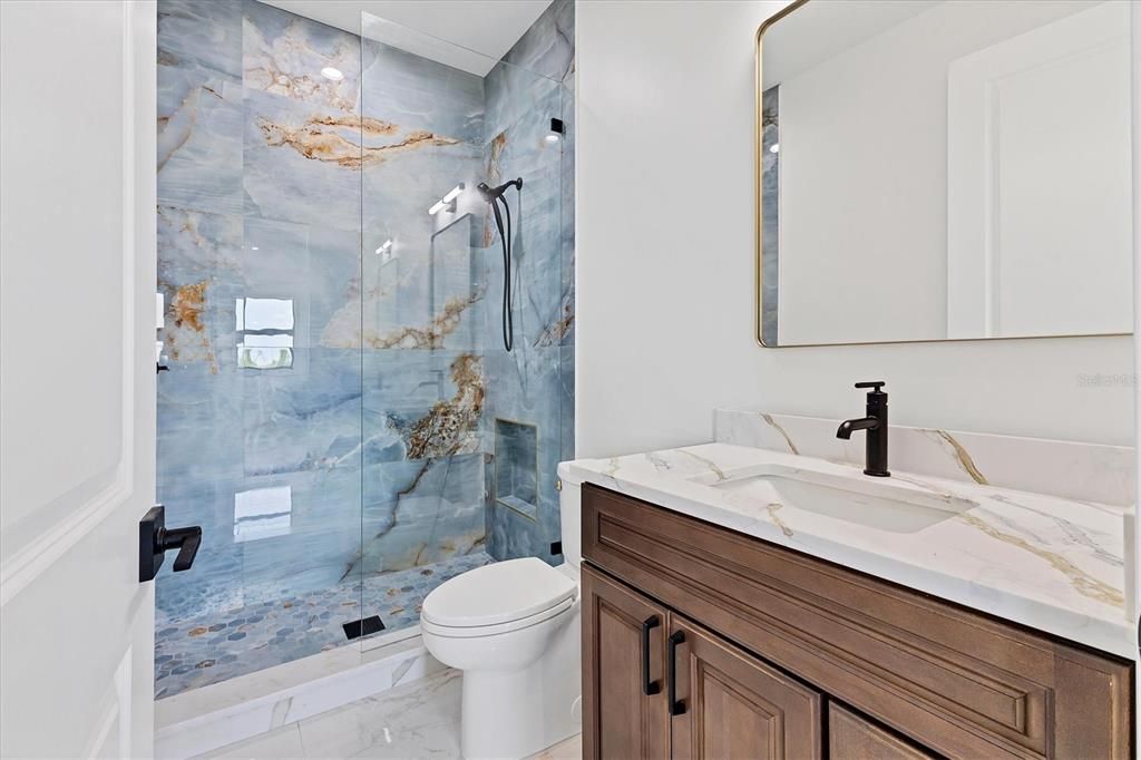 En Venta: $899,900 (3 camas, 3 baños, 2454 Pies cuadrados)