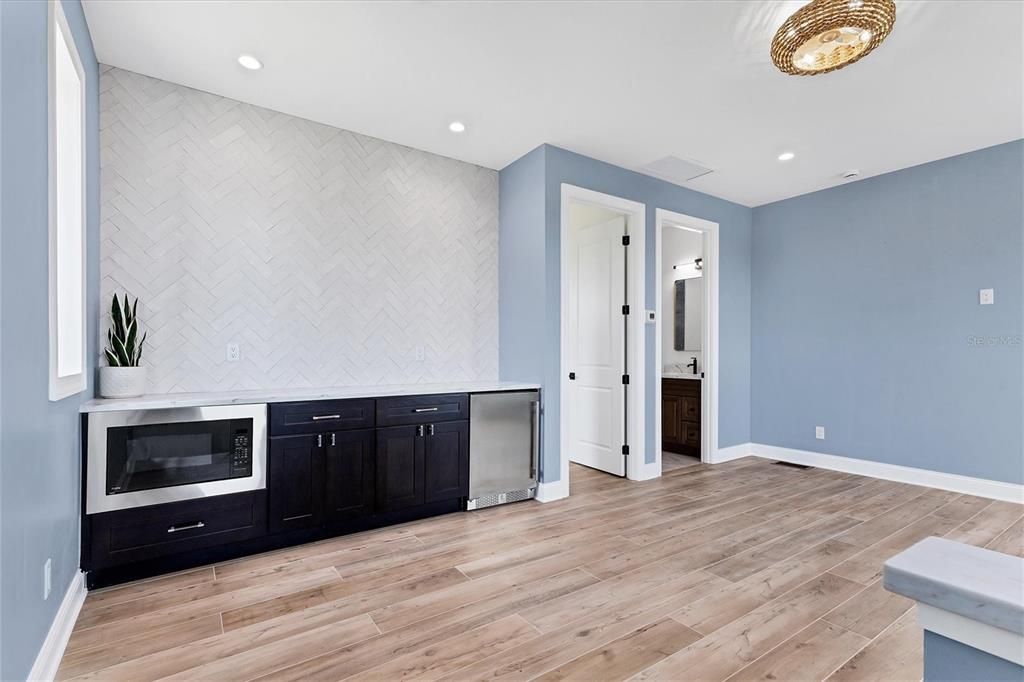 En Venta: $899,900 (3 camas, 3 baños, 2454 Pies cuadrados)