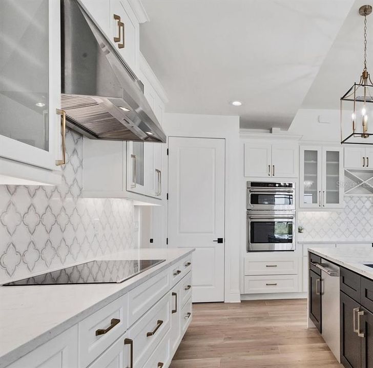 En Venta: $899,900 (3 camas, 3 baños, 2454 Pies cuadrados)